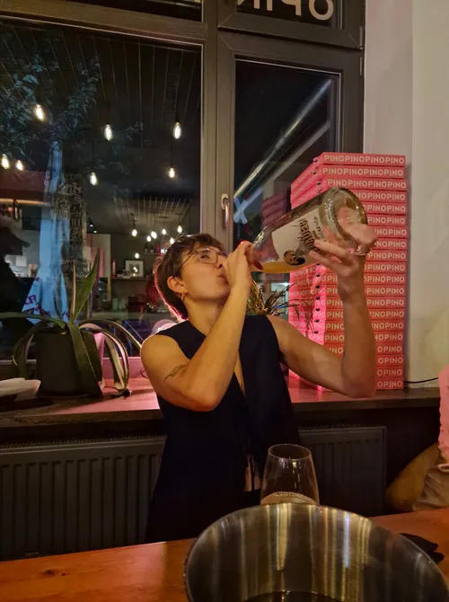 Marie trinkt aus der Flasche bei PINO