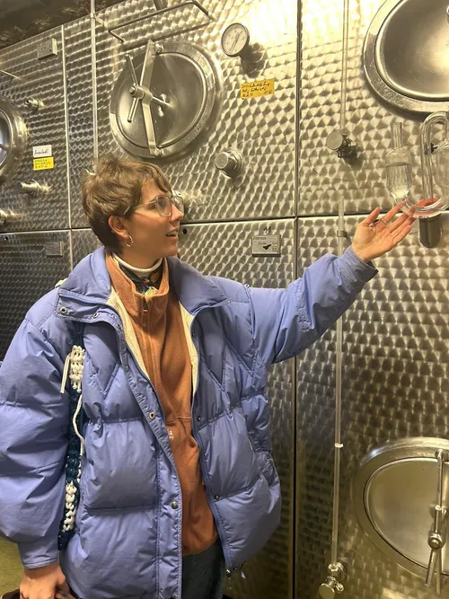 Marie im Weinkeller bei den Edelstahltanks